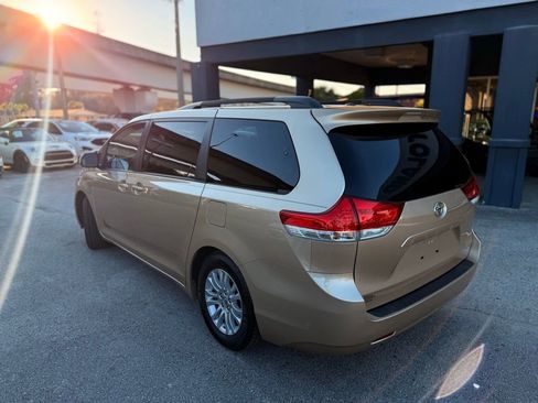 Used 2012 Toyota Sienna XLE image 4