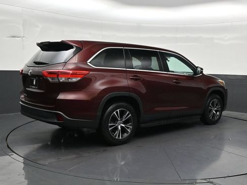 Used 2019 Toyota Highlander LE FWD image 5