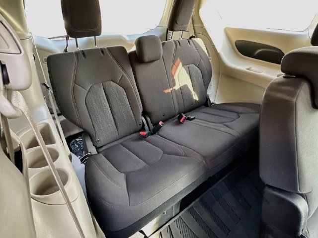 Used 2019 Chrysler Pacifica Touring Plus w/ Tire & Wheel Group FWD image 27