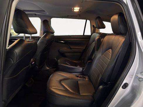 Used 2024 Toyota Highlander XLE image 17