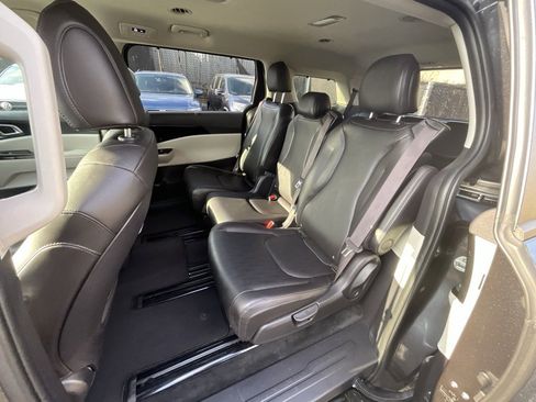 Used 2024 Kia Carnival EX image 23