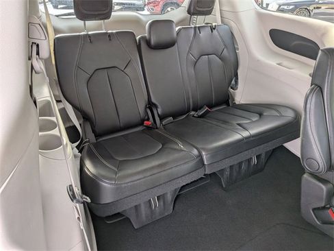 Certified 2024 Chrysler Pacifica Touring-L image 27