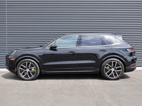 Certified 2025 Porsche Cayenne E-Hybrid AWD/4WD image 2