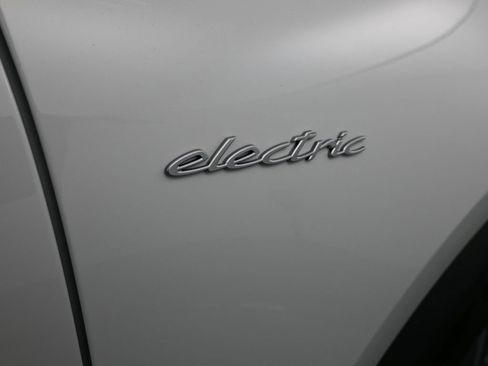 Certified 2025 Porsche Macan 4 Electric image 30