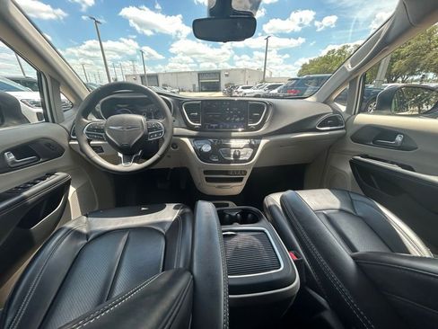 Used 2023 Chrysler Pacifica Touring-L FWD image 10