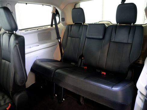Used 2015 Chrysler Town & Country Touring FWD image 30