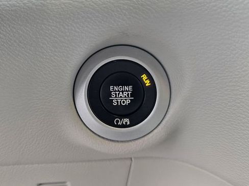Used 2017 Chrysler Pacifica Touring w/ Tire & Wheel Group FWD image 16