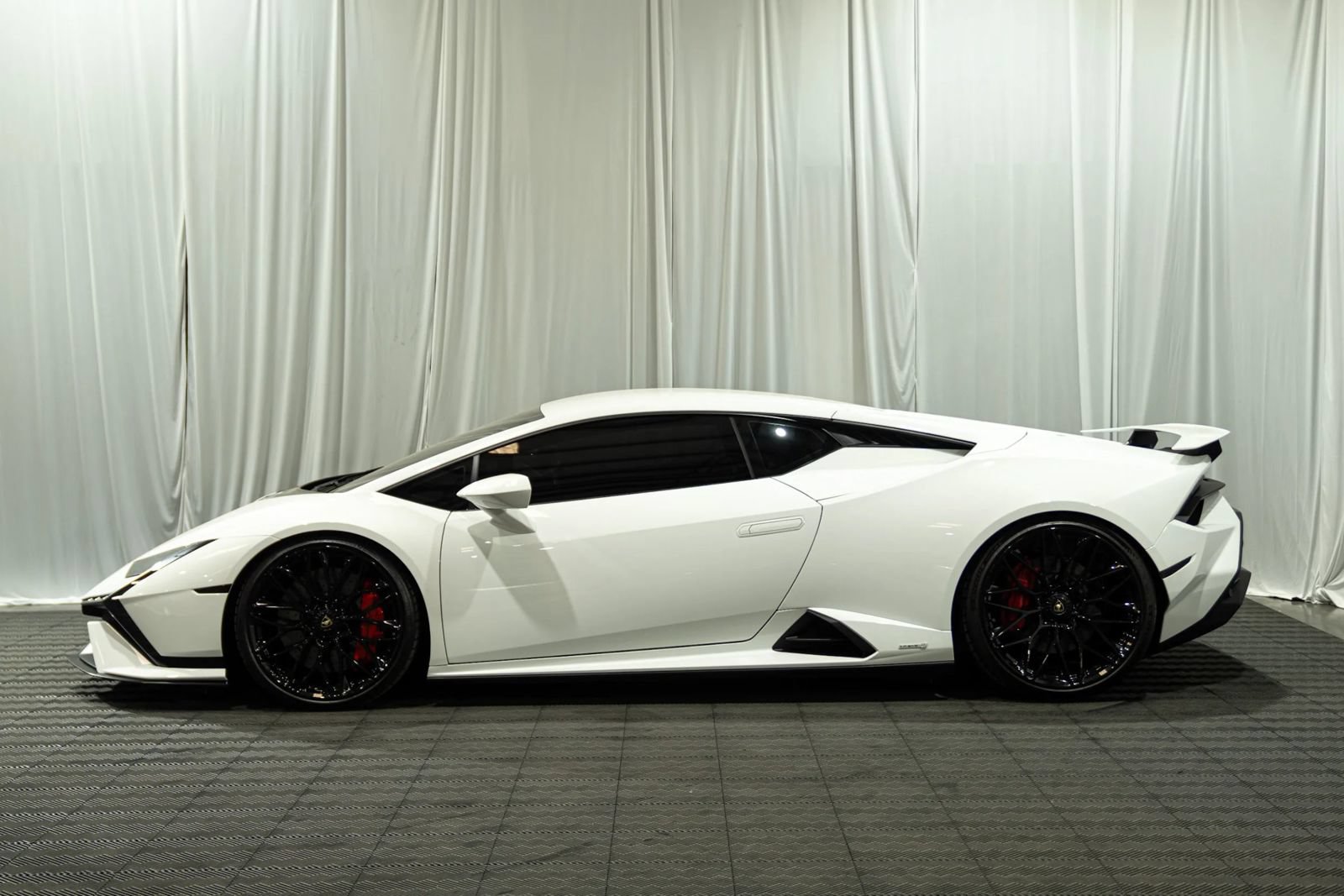 Used 2023 Lamborghini Huracan Tecnica RWD image 4