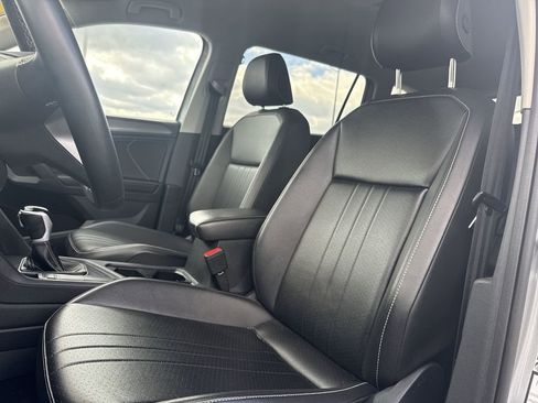 Used 2024 Volkswagen Tiguan SE image 13