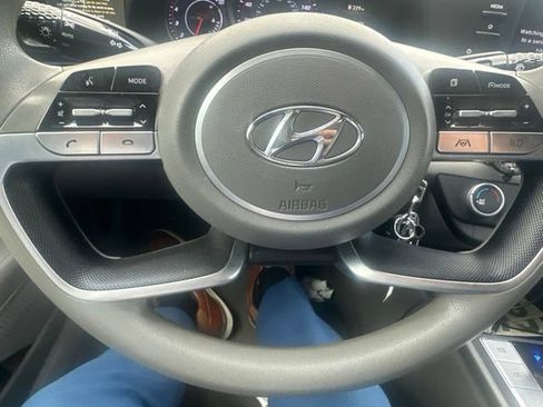 Used 2021 Hyundai Elantra SE FWD image 14