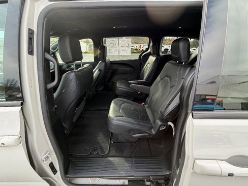 Used 2020 Chrysler Pacifica Touring-L w/ Advanced Safetytec Group image 3