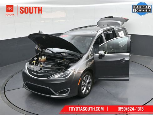 Used 2020 Chrysler Pacifica Limited image 46