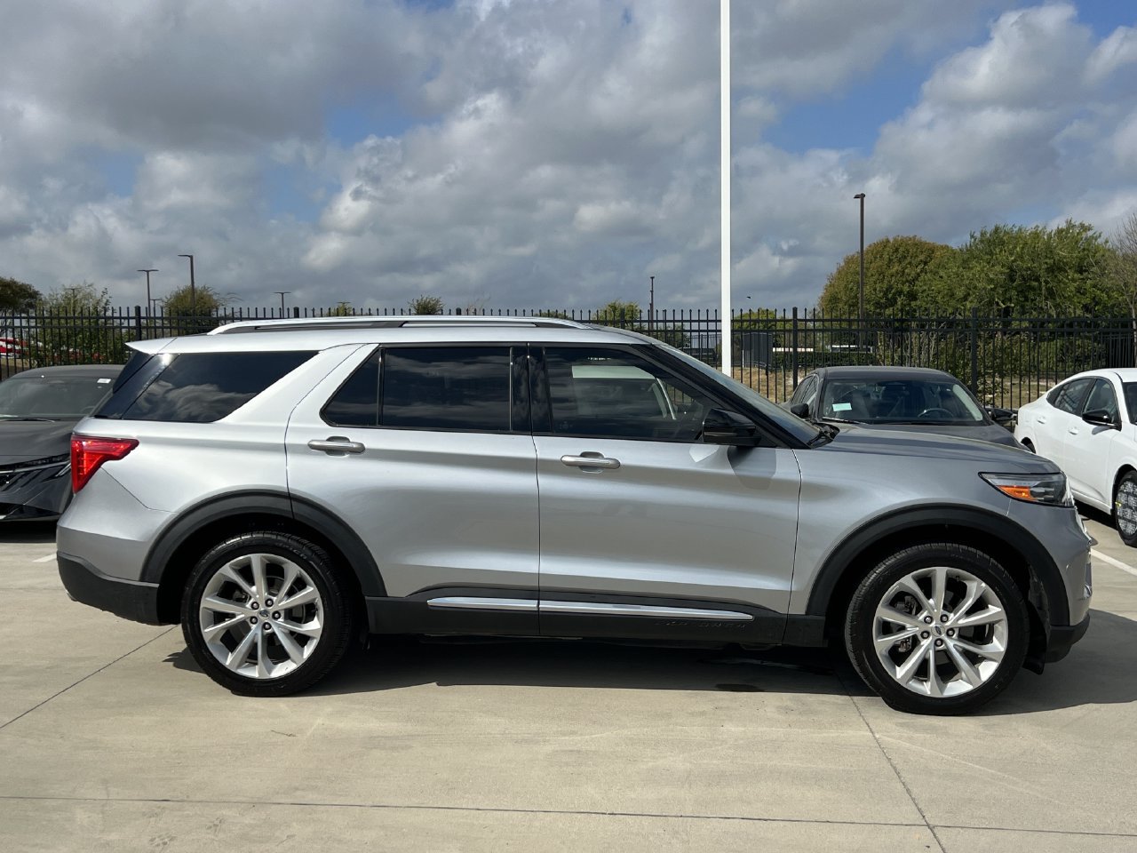 Used 2022 Ford Explorer Platinum w/ Equipment Group 601A RWD image 3
