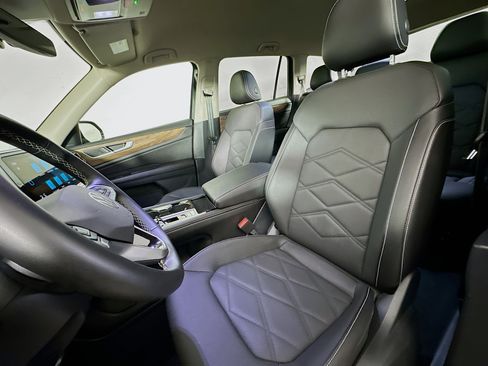 Used 2025 Volkswagen Atlas SE image 13