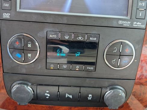 Used 2014 Chevrolet Suburban LTZ image 20