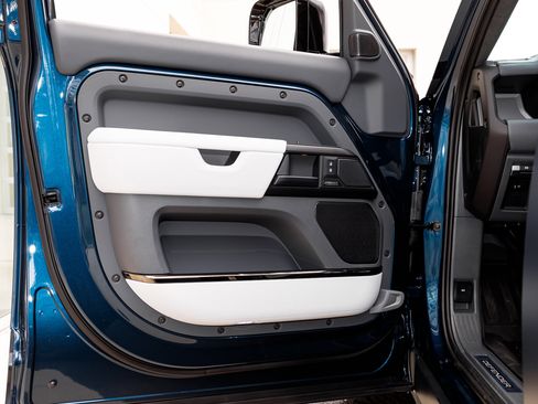 Used 2026 Land Rover Defender 110 OCTA image 26