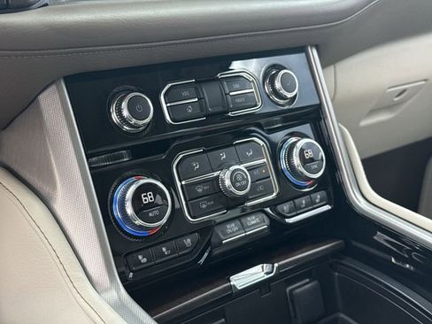 Used 2024 GMC Yukon Denali AWD/4WD image 18