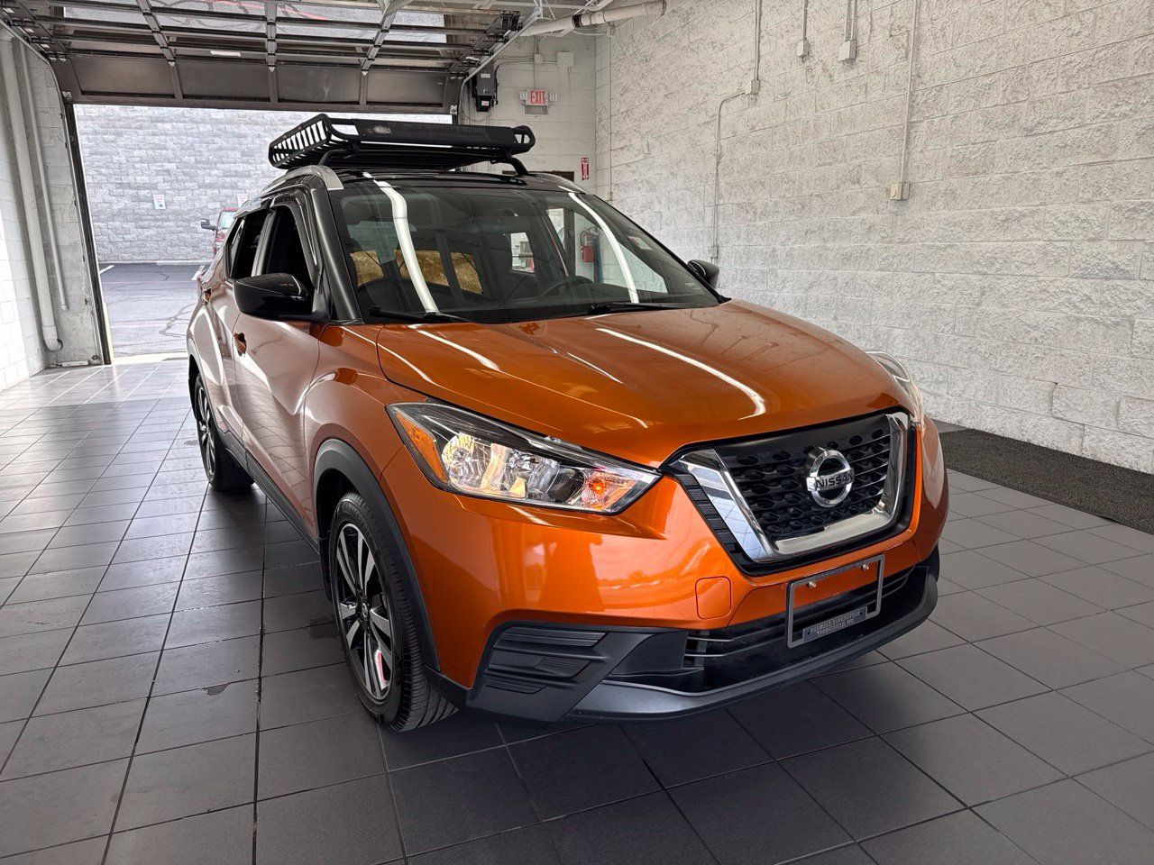 Used 2018 Nissan Kicks SV w/ Exterior Package FWD image 2