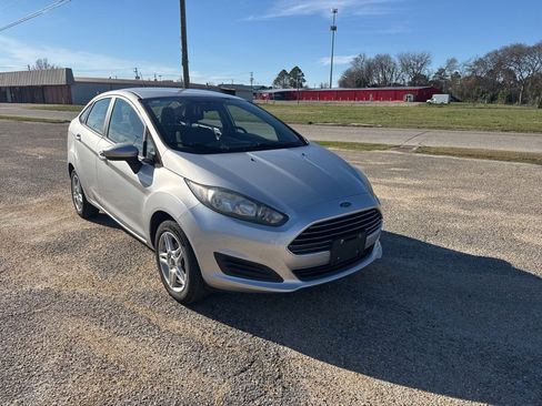 Used 2018 Ford Fiesta SE image 1