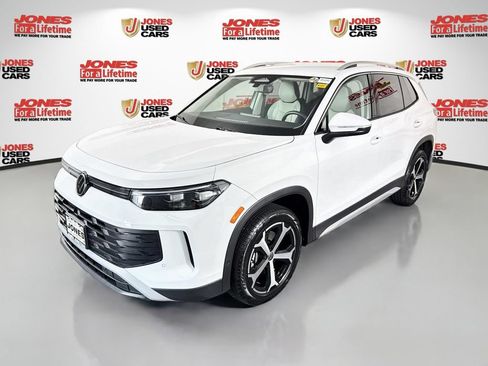 Used 2025 Volkswagen Tiguan SE AWD/4WD image 12