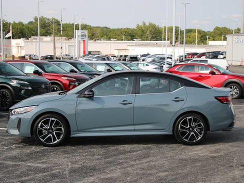 Used 2025 Nissan Sentra SR w/ SR Premium Package FWD image 2