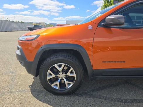 Used 2015 Jeep Cherokee Trailhawk w/ Leather Interior Group AWD/4WD image 18