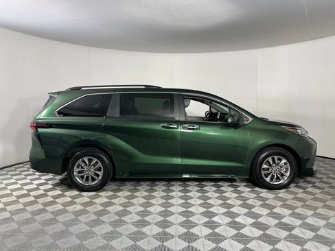 Used 2024 Toyota Sienna XLE image 3