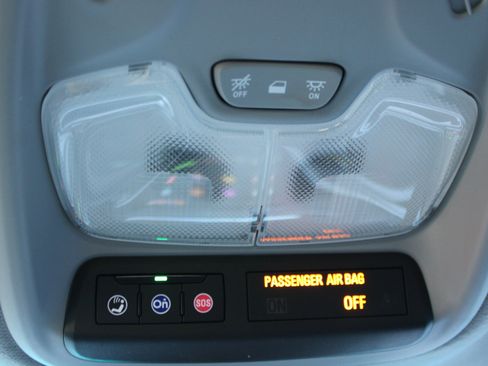 Used 2020 Chevrolet Bolt Premier w/ Infotainment Package image 33