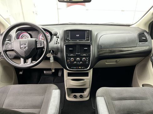 Used 2020 Dodge Grand Caravan SE w/ UConnect Hands-Free Group FWD image 4
