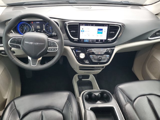 Used 2023 Chrysler Pacifica Touring-L FWD image 12