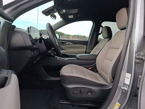 Used 2025 Chevrolet Traverse LT image 13