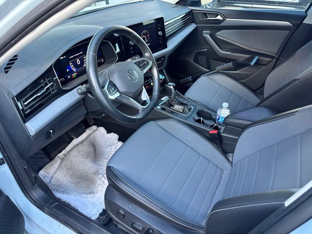 Used 2025 Volkswagen Jetta SE FWD image 5