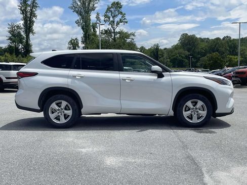 Used 2023 Toyota Highlander LE FWD image 28