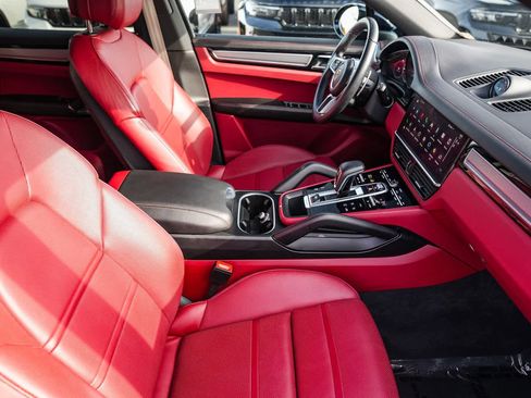 Used 2023 Porsche Cayenne Platinum Edition image 15