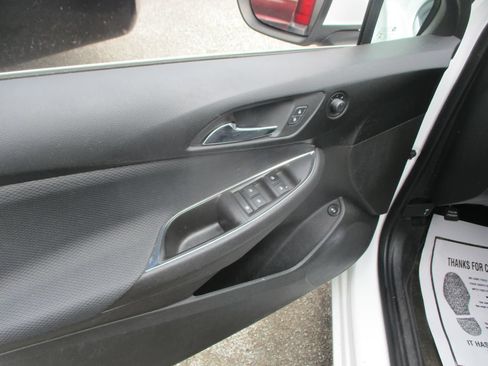 Used 2018 Chevrolet Cruze LT w/ Convenience Package FWD image 8