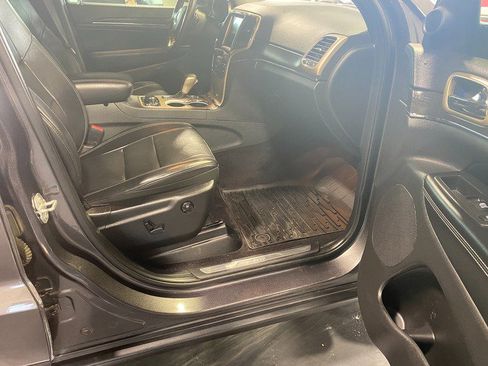 Used 2017 Jeep Grand Cherokee Limited w/ Luxury Group II image 18