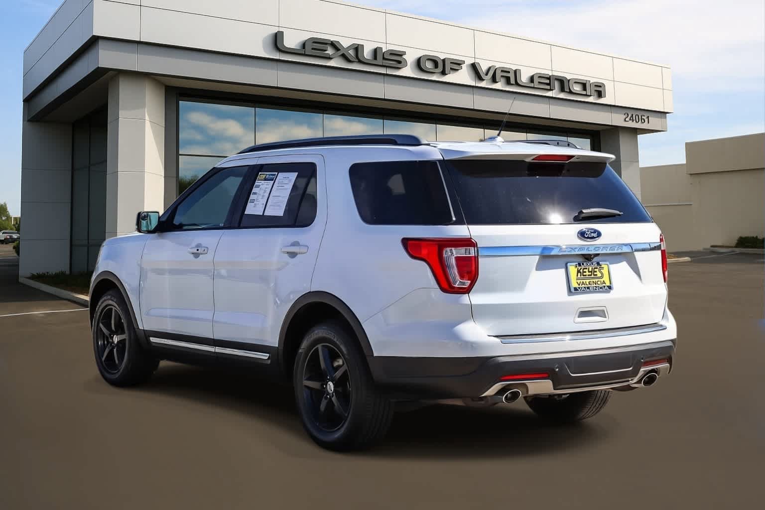 Used 2018 Ford Explorer XLT w/ Equipment Group 202A FWD image 2
