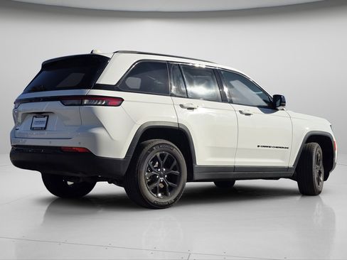 Used 2024 Jeep Grand Cherokee Altitude image 22