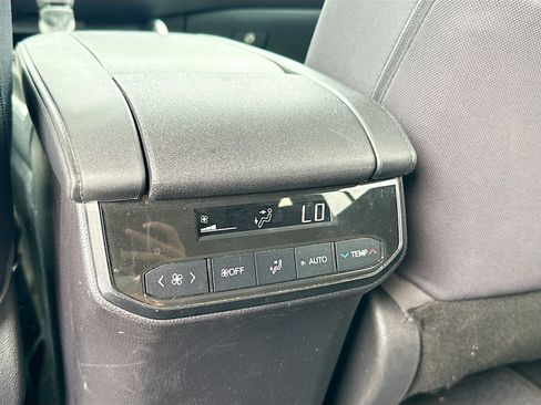 Used 2020 Toyota Highlander LE FWD image 20