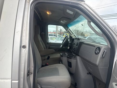 Used 2017 Ford E-450 and Econoline 450 Super Duty image 10