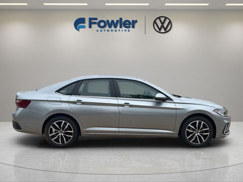 New 2026 Volkswagen Jetta SE FWD image 8
