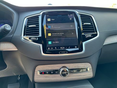 Certified 2024 Volvo XC90 T8 Ultimate w/ Lounge Package image 11