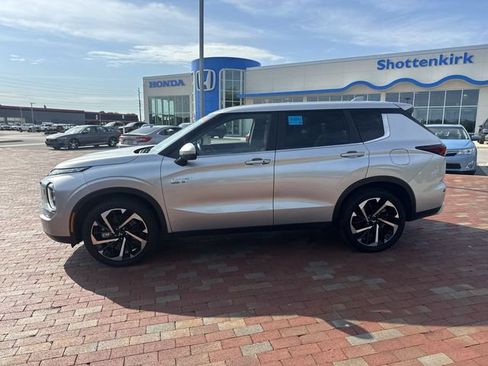 Used 2025 Mitsubishi Outlander SE AWD/4WD image 3
