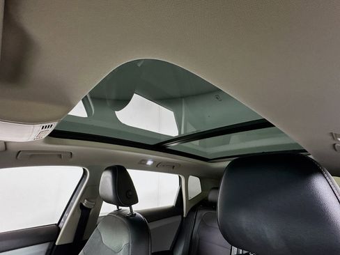 Used 2022 Volkswagen Taos SE w/ Panoramic Sunroof Package image 4