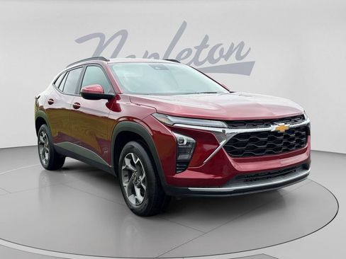 Used 2025 Chevrolet Trax LT FWD image 3