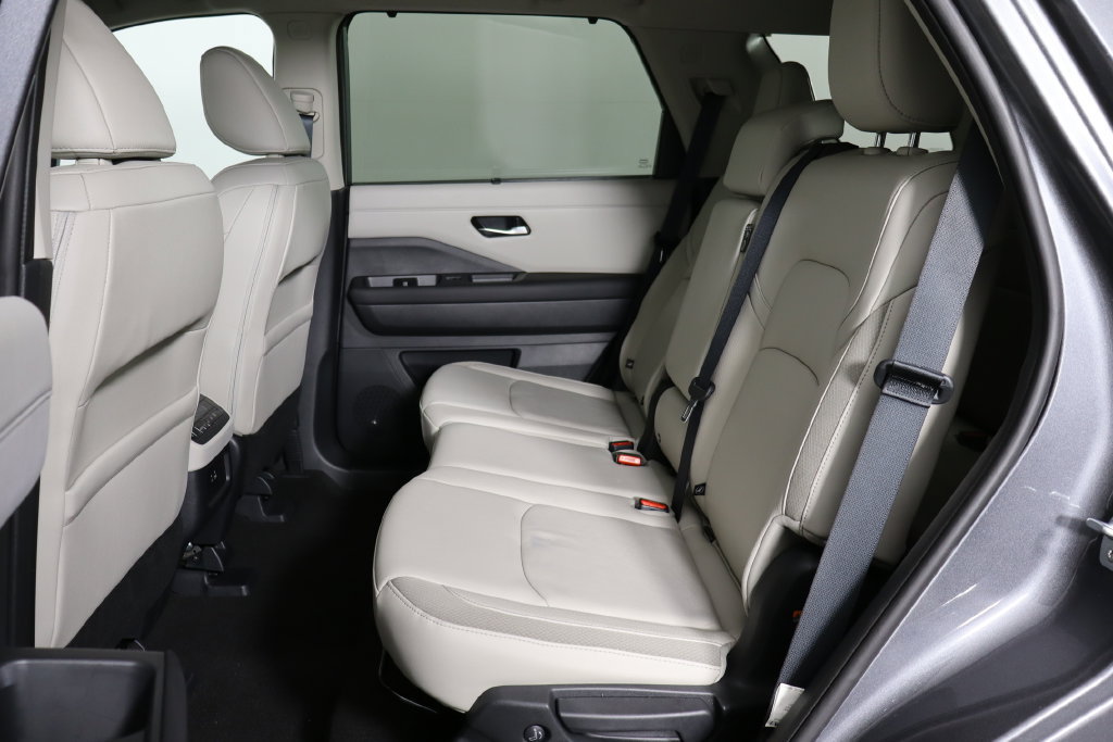 Used 2024 Nissan Pathfinder SL w/ Black Appearance Package FWD image 16