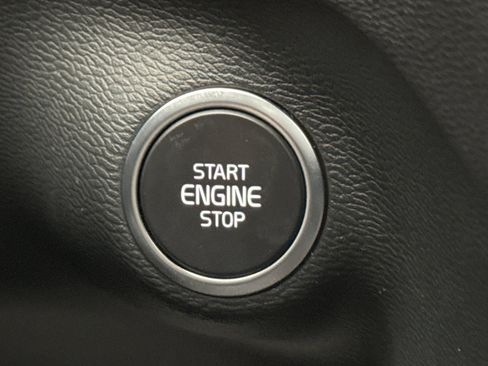 Used 2025 Volvo XC40 B5 Core image 20