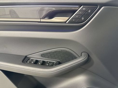 Certified 2025 Porsche Macan Turbo Electric AWD/4WD image 34