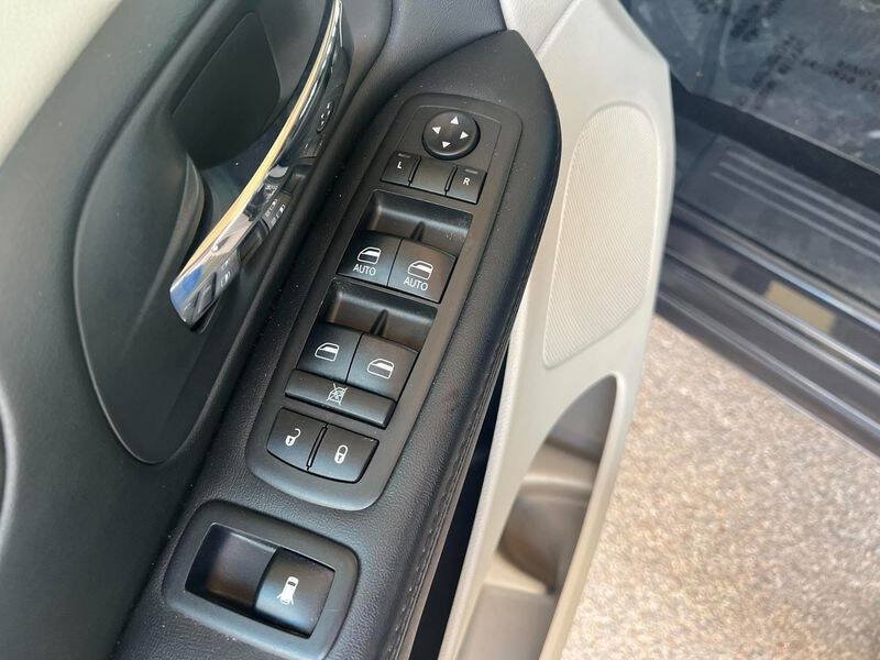 Used 2019 Dodge Grand Caravan SE w/ UConnect Hands-Free Group FWD image 14