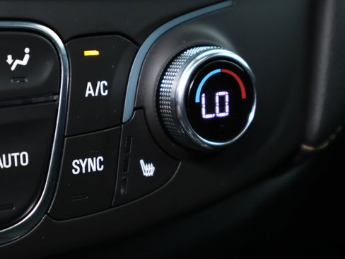 Used 2023 Chevrolet Traverse LT w/ LT Premium Package FWD image 6